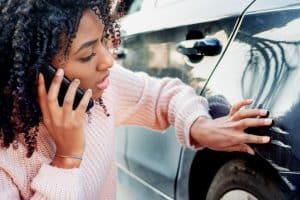 rayure voiture assurance : voiture avec une rayure visible sur la portière
