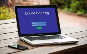carte de crédit en ligne : image d'une carte bancaire numérique sur un fond technologique