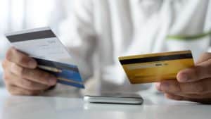 carte de crédit renouvelable : illustration d'une carte bancaire avec éléments financiers
