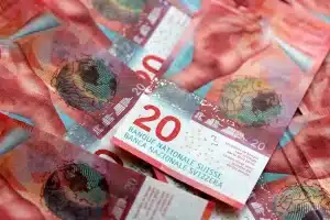 retrait d'argent liquide : client retirant de l'argent liquide au guichet de sa banque