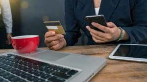 virement bancaire en ligne : écran d'ordinateur montrant une transaction bancaire en ligne sécurisée