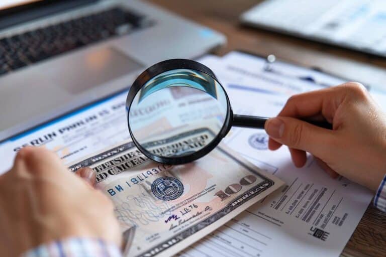 chèque de banque : image d'un chèque de banque avec éléments de sécurité visibles