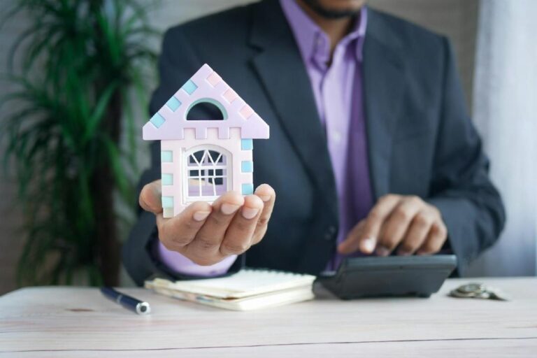 assurance emprunteur : protection d'une famille et maison symbolisant la sécurité financière